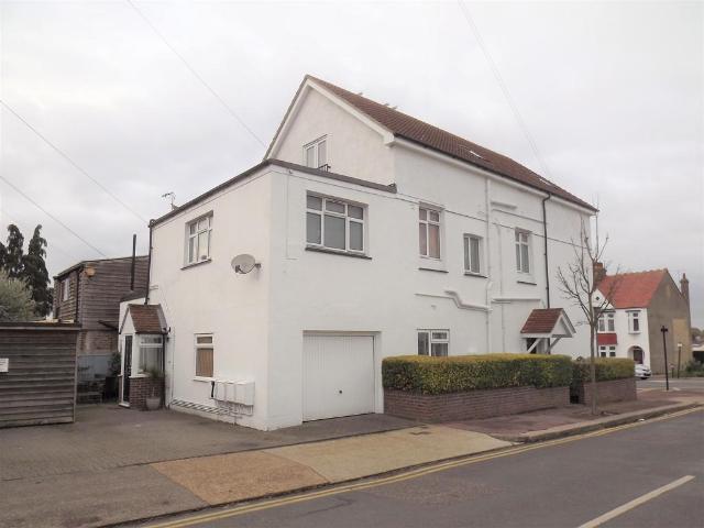 London Road, Leigh on Sea SS9 2 bed flat to rent £1,350 pcm £312 pw