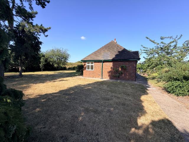 London Road, Lichfield WS14, 3 bed bungalow to rent, £1,600 pcm | PrimeLocation
