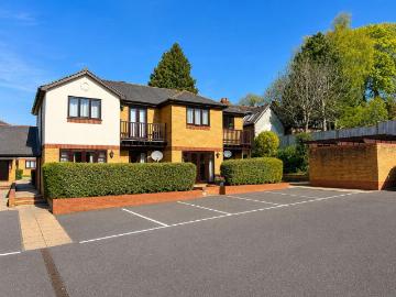 London Road, Loudwater, HP10 2 bed flat to rent £1,225 pcm £283 pw