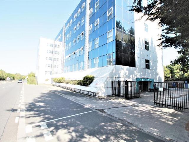 London Road, Lowfield Heath RH10 1 bed apartment to rent £1,000 pcm £231 pw
