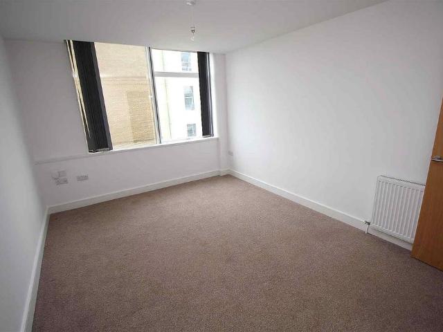 London Road, Lowfield Heath RH10 1 bed flat to rent £1,050 pcm £242 pw