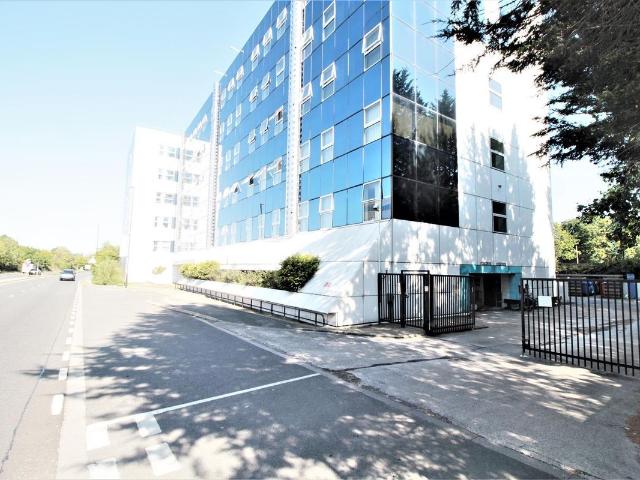 London Road, Lowfield Heath RH10, 2 bed flat to rent, £1,200 pcm | PrimeLocation