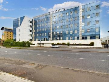 London Road, Lowfield Heath RH10 2 bed flat to rent £1,395 pcm £322 pw