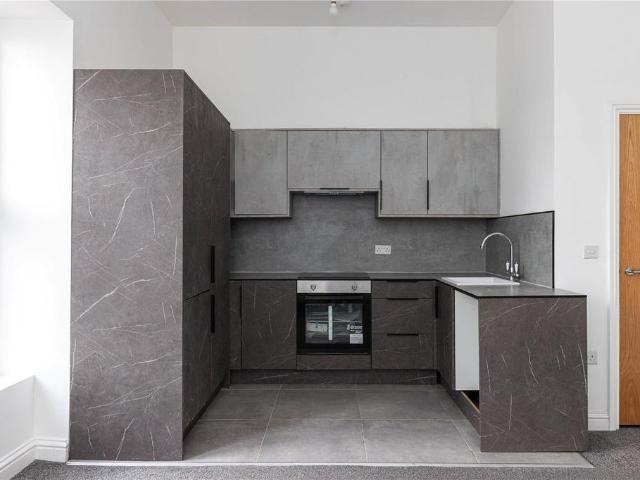 London Road, Macclesfield, Cheshire. 2 bed apartment to rent £1,075 pcm £248 pw