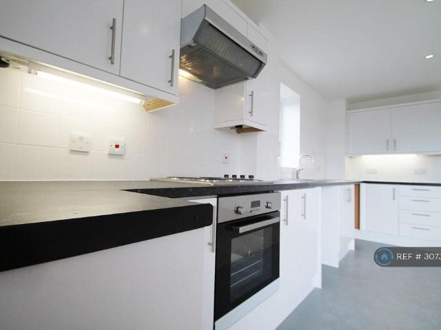 London Road, Mitcham, CR4 4 bed flat to rent £2,600 pcm £600 pw