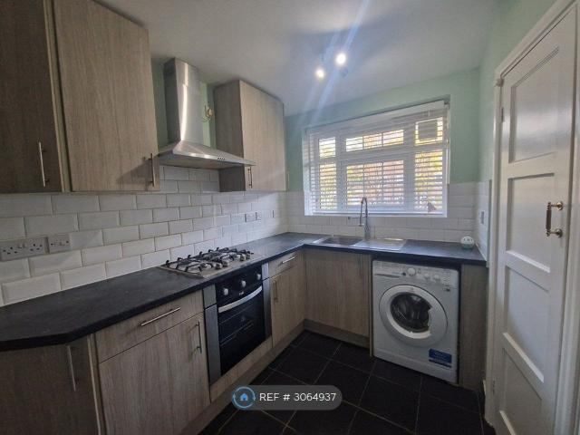 London Road, Mitcham CR4, 2 bed flat to rent, £1,695 pcm | PrimeLocation