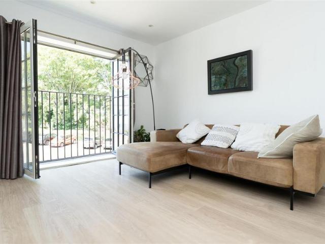 London Road, Mitcham 2 bed flat to rent £2,200 pcm £508 pw