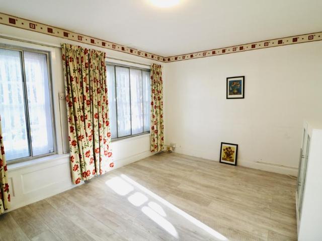 London Road, Morden SM4 3 bed maisonette to rent £2,350 pcm £542 pw