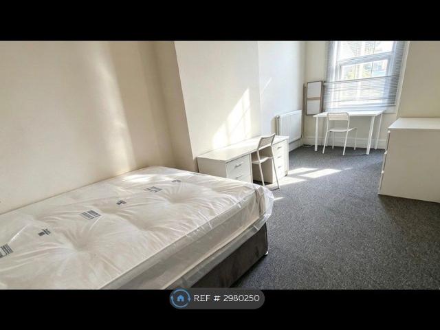 London Road Nearby To Hospital/Uni, Reading RG1, 2 bed flat to rent, £1,300 pcm | PrimeLocation