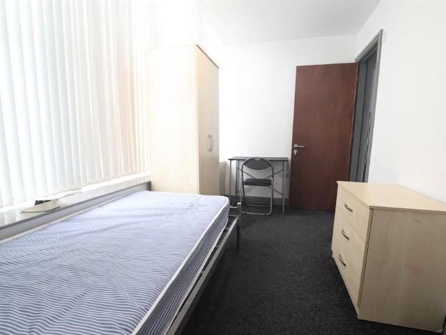 London Road, Newcastle under Lyme, ST5 1 bed in a house share to rent £433 pcm £100 pw
