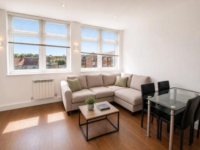 London Road, North Cheam SM3, 2 bed flat to rent, £1,700 pcm | PrimeLocation