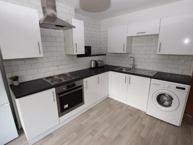 London Road, Northampton NN4 3 bed flat to rent £1,575 pcm £363 pw