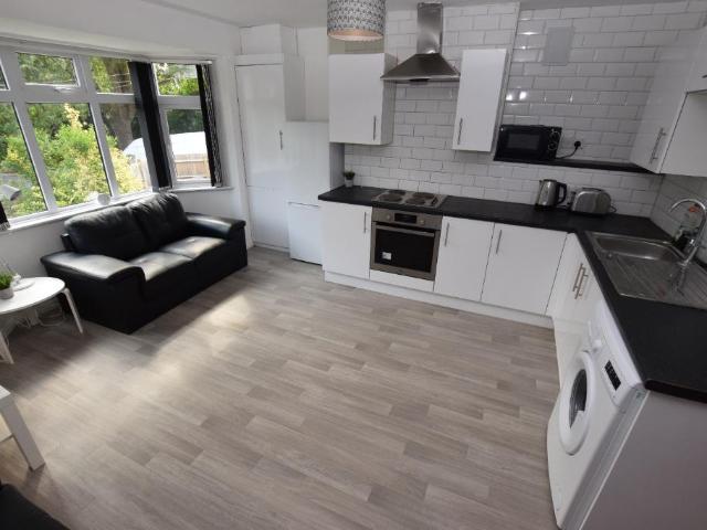 London Road, Northampton NN4 3 bed flat to rent £3,300 pcm £762 pw