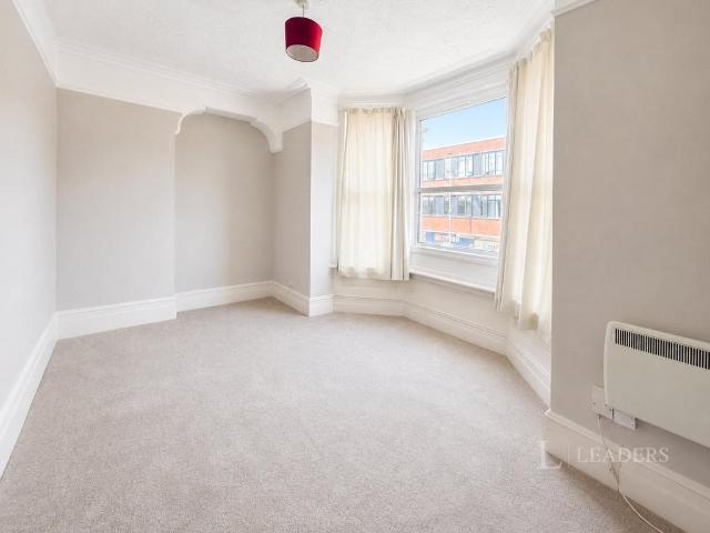 London Road, Portsmouth, Hampshire, PO2 3 bed flat to rent £1,100 pcm £254 pw