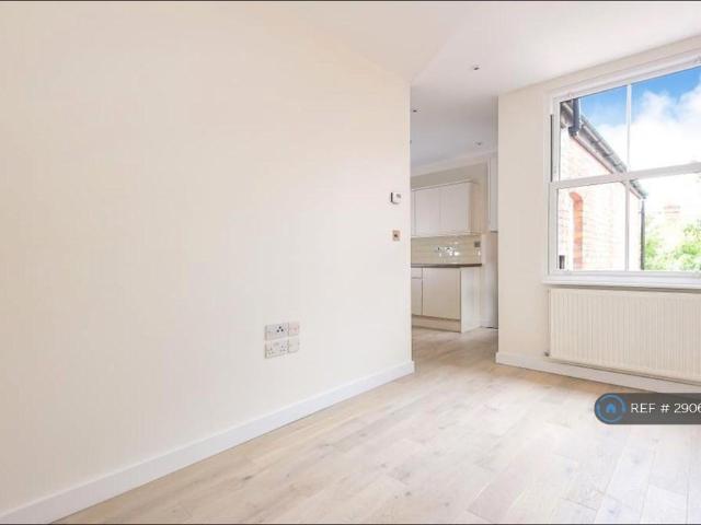 London Road, Reading, RG1 1 bed flat to rent £1,050 pcm £242 pw