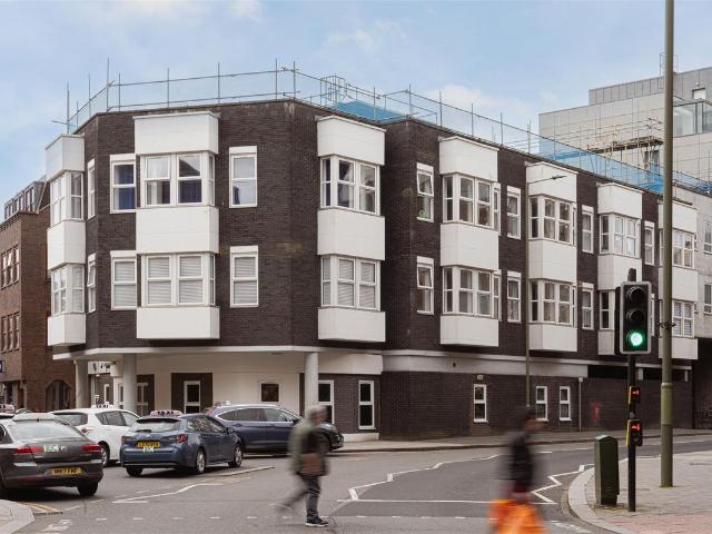 London Road, Redhill RH1, 1 bed flat to rent, £1,450 pcm | PrimeLocation