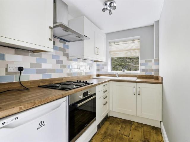 London Road, Redhill, Surrey RH1, 1 bed flat to rent, £1,200 pcm | PrimeLocation