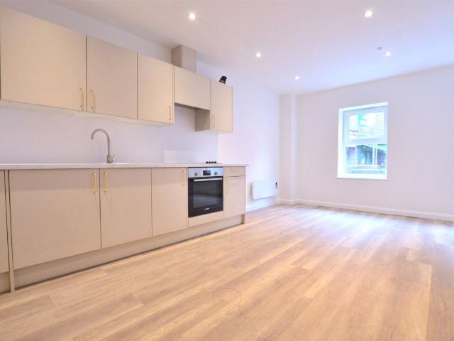 London Road, Redhill, Surrey RH1, 1 bed flat to rent, £1,450 pcm | PrimeLocation