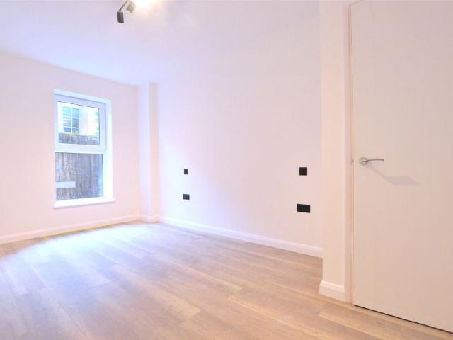 London Road, Redhill, Surrey RH1, 2 bed flat to rent, £1,750 pcm | PrimeLocation