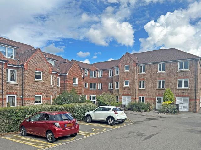 London Road, Redhill 1 bed apartment to rent £1,400 pcm £323 pw