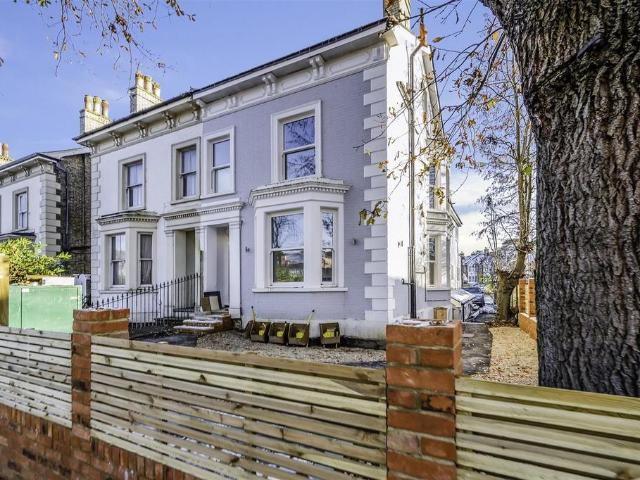 London Road, Redhill 1 bed flat to rent £1,450 pcm £335 pw