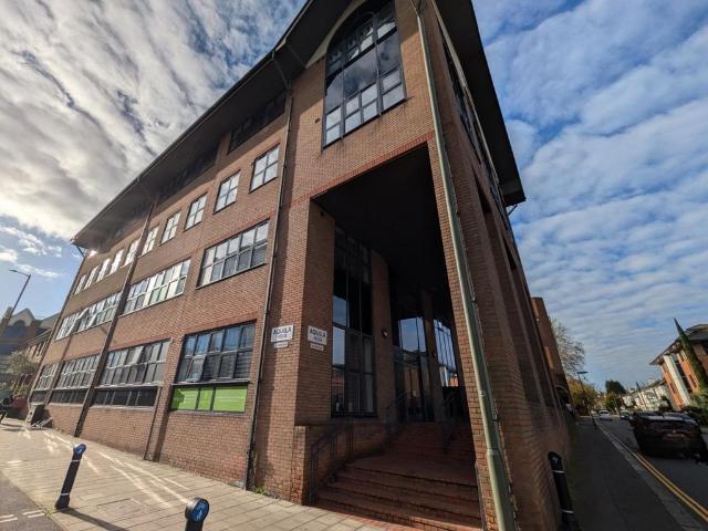 London Road, Redhill 2 bed apartment to rent £1,575 pcm £363 pw