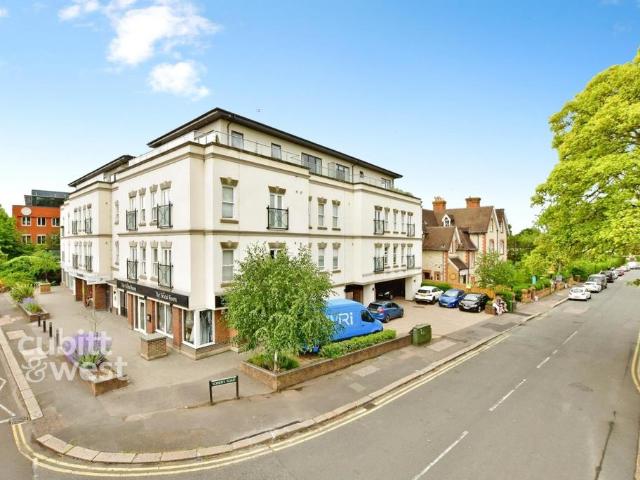 London Road Reigate RH2 1 bed apartment to rent £1,450 pcm £335 pw