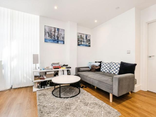 London Road, Romford, RM7 9DF