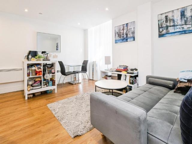 London Road, Romford, RM7 1 bed apartment to rent £1,425 pcm £329 pw