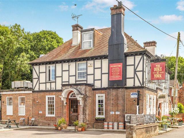 London Road, Sayers Common, Hassocks. 1 bed flat to rent £950 pcm £219 pw