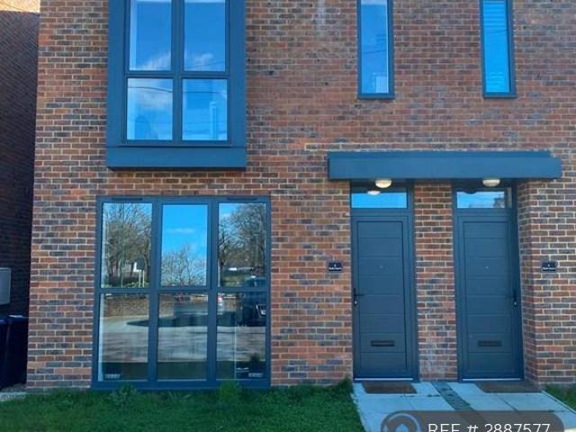 London Road, Sayers Common, Hassocks. 3 bed semi detached house to rent £1,650 pcm £381 pw