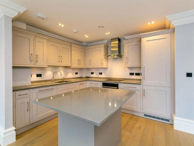 London Road, Sevenoaks TN13 1AT 2 bed apartment to rent £2,400 pcm £554 pw