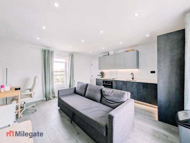London Road, Sevenoaks TN13 2 bed flat to rent £1,650 pcm £381 pw