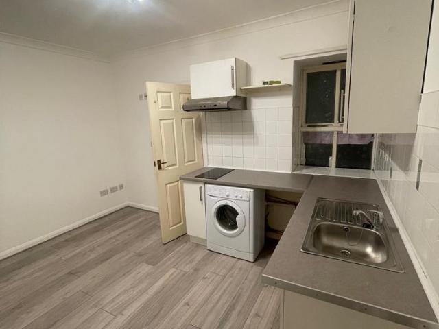 London Road, Sevenoaks TN13 Studio to rent £900 pcm £208 pw