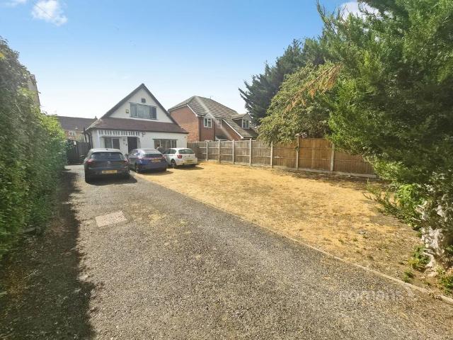London Road, Slough, Berkshire, SL3 3 bed detached house to rent £2,699 pcm £623 pw