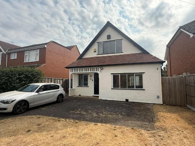London Road, Slough SL3 3 bed bungalow to rent £2,700 pcm £623 pw