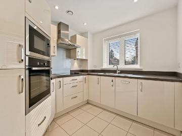 London Road, St.Albans AL1, 2 bed flat to rent, £5,300 pcm | PrimeLocation