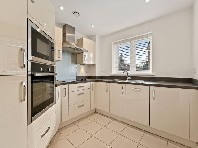 London Road, St.Albans AL1, 2 bed flat to rent, £5,300 pcm | PrimeLocation