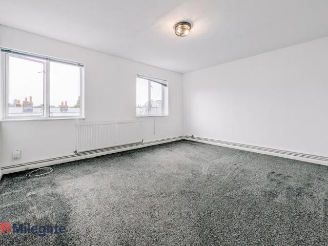 London Road, St. Albans AL1 2 bed flat to rent £1,400 pcm £323 pw