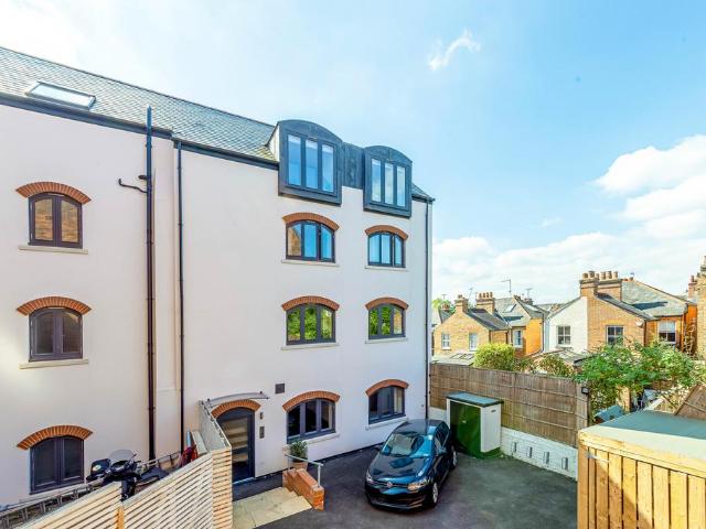 London Road, St Albans, AL1 2 bed flat to rent £1,850 pcm £427 pw