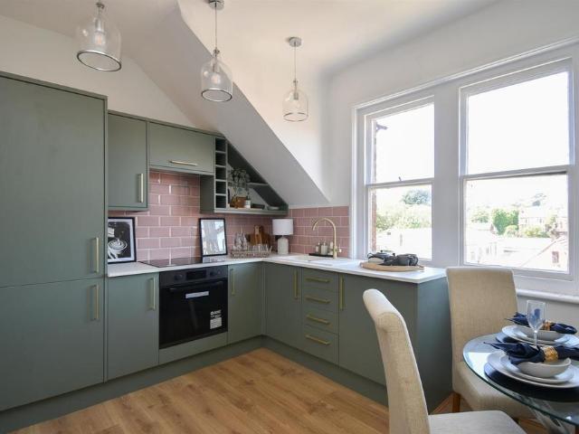 London Road, St. Leonards On Sea TN37 2 bed flat to rent £1,100 pcm £254 pw