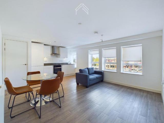 London Road, Staines TW19 7FH 2 bed apartment to rent £1,550 pcm £358 pw