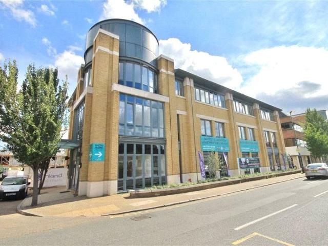 London Road, Staines Upon Thames, Surrey TW18, 1 bed flat to rent, £1,300 pcm | PrimeLocation