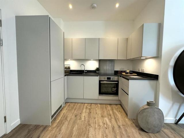 London Road, Staines Upon Thames TW18, 1 bed flat to rent, £1,400 pcm | PrimeLocation