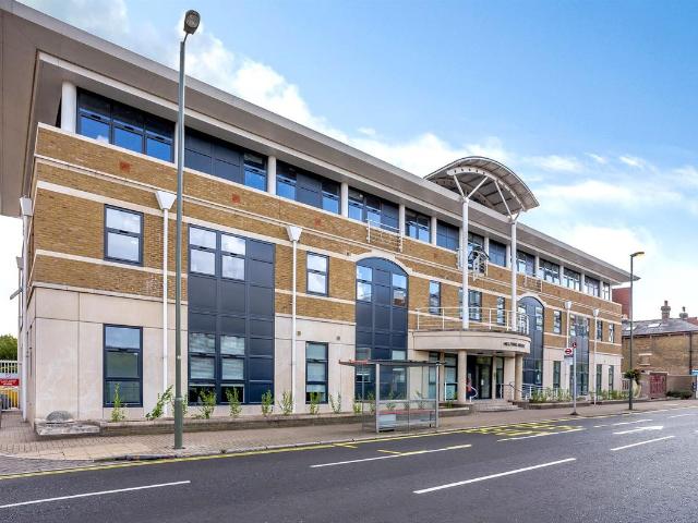 London Road, Staines Upon Thames TW18, 1 bed flat to rent, £1,475 pcm | PrimeLocation