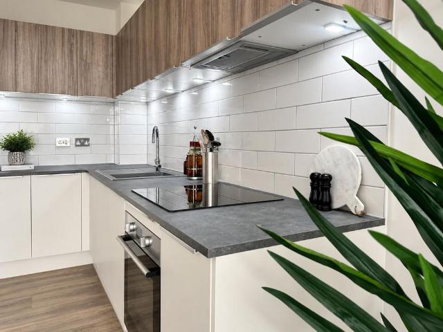 London Road, Staines upon Thames, TW18 1 bed apartment to rent £1,425 pcm £329 pw