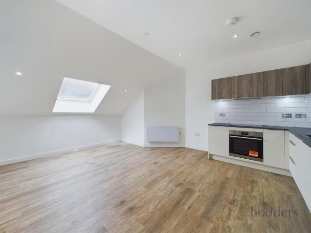London Road, Staines upon Thames. 1 bed apartment to rent £1,425 pcm £329 pw