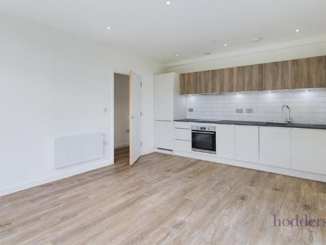 London Road, Staines upon Thames. 2 bed apartment to rent £1,795 pcm £414 pw