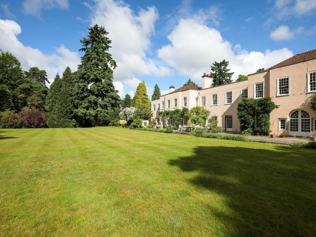 London Road, Sunningdale 3 bed cottage to rent £5,000 pcm £1,154 pw