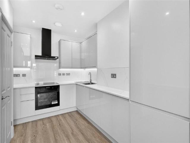 London Road, Sunningdale, Ascot. 1 bed maisonette to rent £1,500 pcm £346 pw